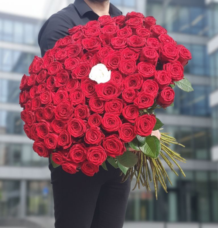 Kytice 100 růží květinářství Praha 5 červené